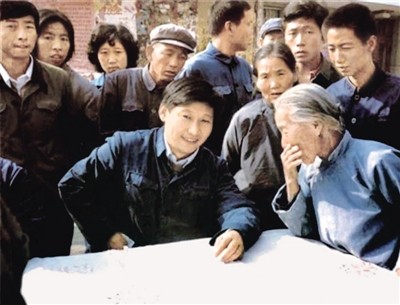 Oktobre de 1983 tiama sekretario de la komitato de la Partio por la gubernio Zhengding de la provinco Hebei Xi Jinping strate aŭskultas opiniojn de popolamasoj.