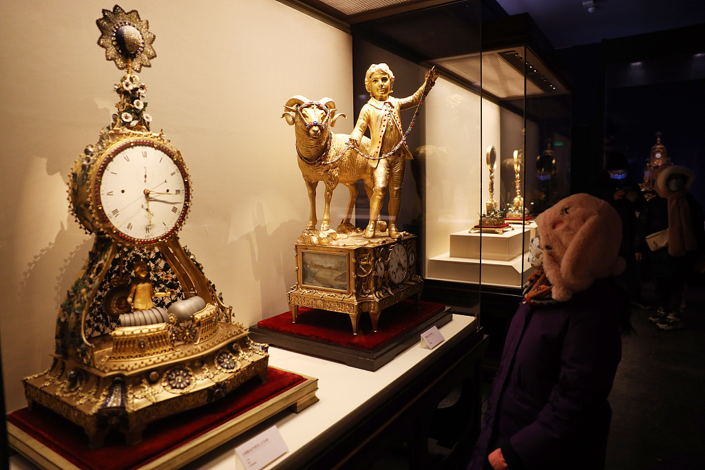 Ouverture d une exposition sur la collection de montres et d