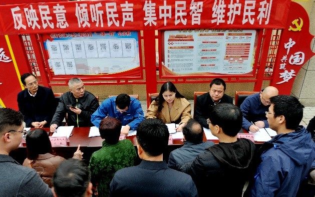 Des députés des assemblées populaires de différents niveaux se rendent dans un quartier de la ville de Dexing, dans la province du Jiangxi (est de la Chine), pour s’informer des préoccupations et des revendications de la population locale, le 18 décembre 2021.