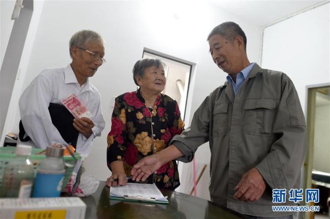 Ying Miaofang (M.) erhält Ferienbeihilfe für den Seniorentag (das Doppelte Neunte Festival), der auf neunten Tag des neunten Mondmonats (diesmal der 7. Oktober) fällt.