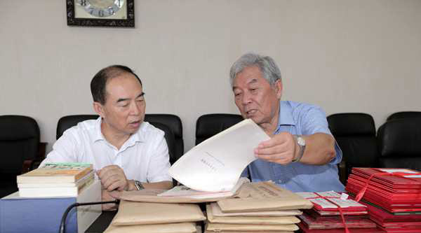 Dai Lu spendete dem Qingdaoer Archiv seine Manuskripte