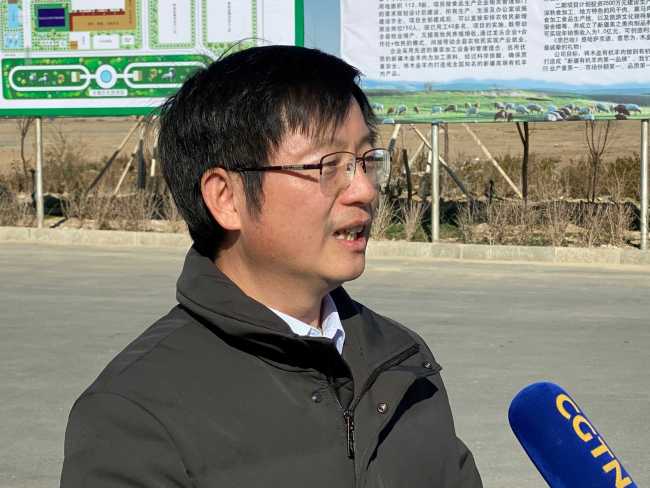 Der Generalsekretär des Landkreises Huang Yongjian beim Interview