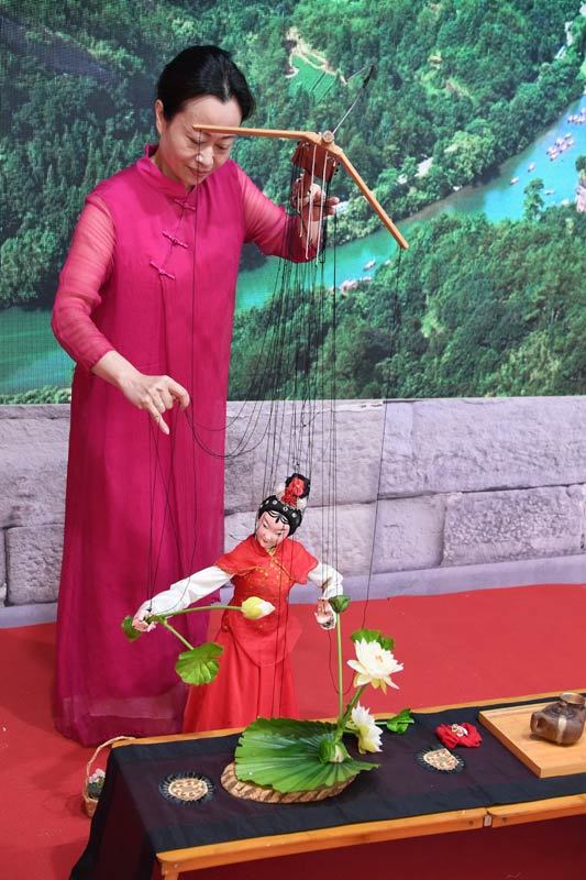 Eine Künstlerin zeigt das traditionelle Marionettenspiel