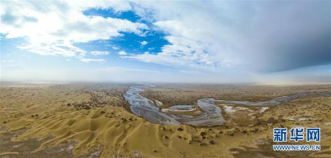 Keriya fließt durch die Wüste Taklamakan