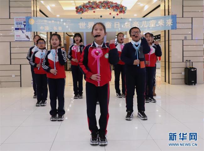 Kinder aus der Waisenschule der Provinz Jilin bei einer Aufführung