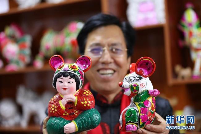 Hu Xinming zeigte seine beiden neuen Werke „Träumendes Mädchen mit Rattenmütze“ und „Ratte des Glücks“.