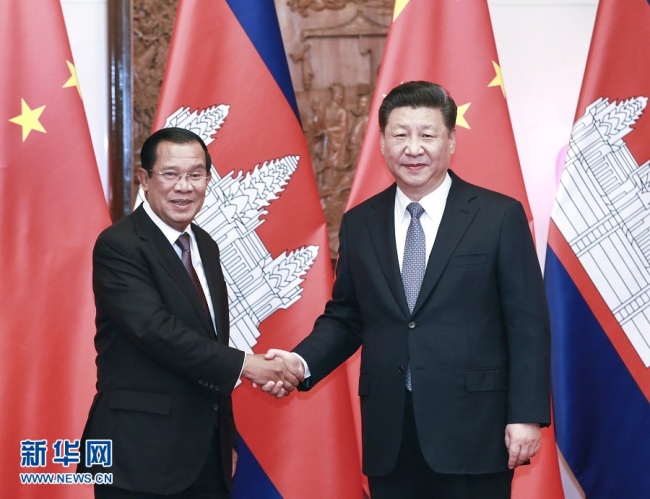 Archivfoto: Xi Jinping und Samdech Hun Sen