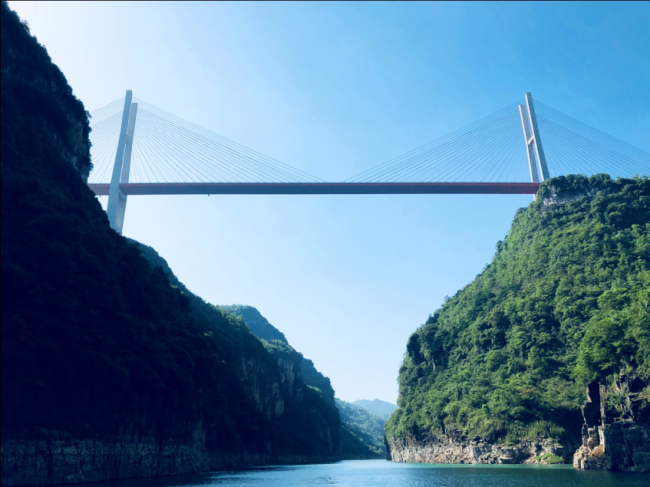 Große Liuguanghe-Straßenbrücke, Autobahn Xifeng-Qianxi: eine 305 Meter hohe Balkenbrücke, die 2001 bis 2003 den Rekord für die höchste Brücke der Welt hielt
