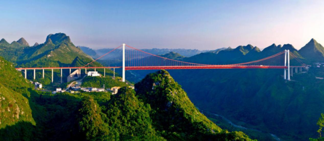 Balinghe-Straßenbrücke, Autobahn Zhengning-Shengjingguan: die erste Straßenbrücke der Welt, die sich über 1.000 Meter über einer Schlucht befindet