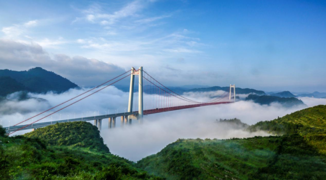 Qingshuihe-Straßenbrücke, Autobahn Guiyang-Weng’an: eine der größten Hängebrücken der Welt