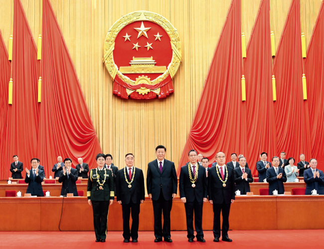 Verleihung des Ordens der Volksrepublik an Zhong Nanshan durch Xijinping