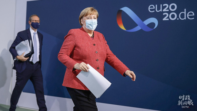 Deutschlands Bundeskanzlerin Angela Merkel rief auf einer Pressekonferenz nach dem Gipfel dazu auf, soziale Kontakte auf ein möglichst niedriges Niveau zu reduzieren.