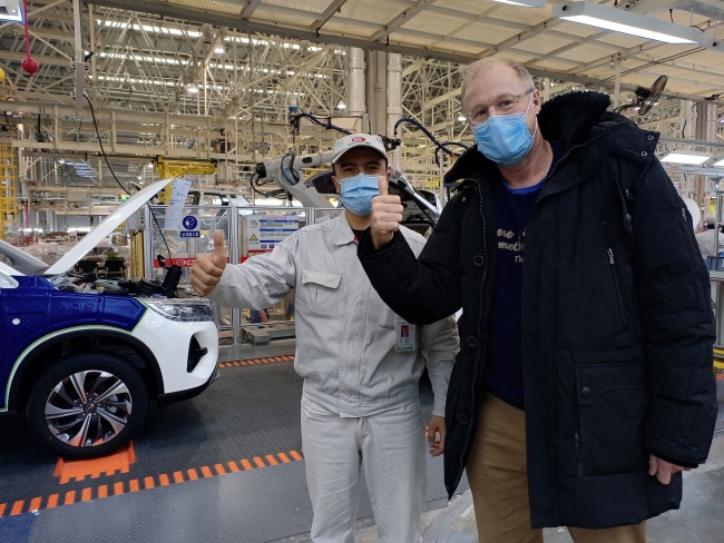 Daumen hoch für chinesische Autos: Produktionsleiter Herr Maiwula und ich. Foto: Zhang Yunfan