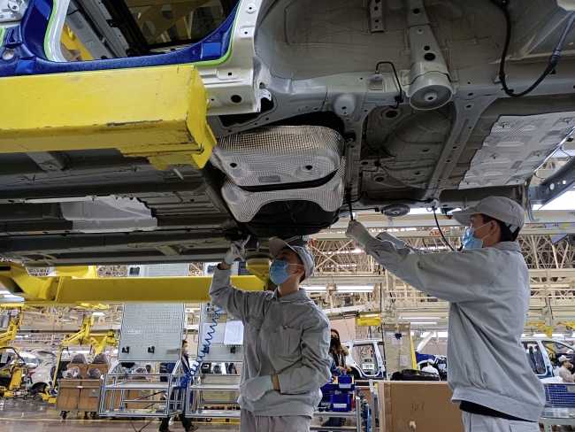 Hochkonzentrierte Arbeit an einem Trumpchi im Montagewerk des chinesischen Automobilherstellers GAC Motor in Ürümqi.