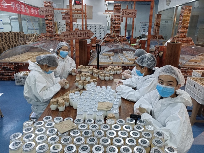 Transparente Trinkjoghurt-Herstellung. Im Naan-Kultur-Industriepark können die Besucher ganze Produktionsstraßen hinter Glasscheiben bewundern.