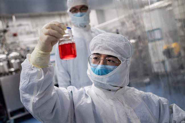 Ein Ingenieur testet einen experimentellen COVID-19-Impfstoff im Zellkulturlabor von Sinovac Biotech in Beijing, 29. April 2020 (Foto: Visual People)