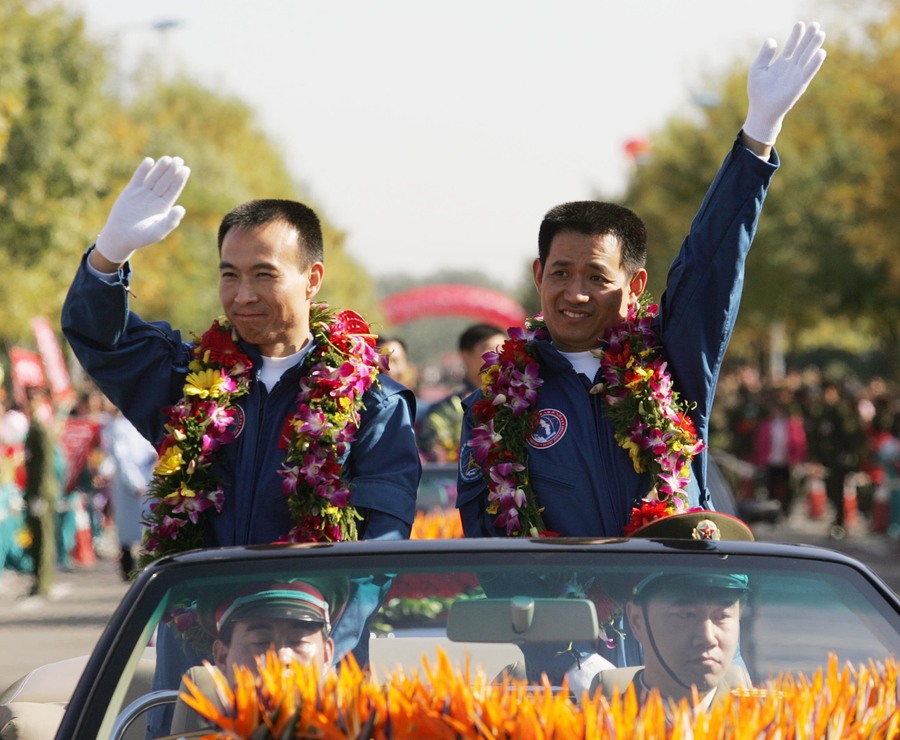 Die zwei Taikonauten Fei Junlong und Nie Haisheng, die an der Shenzhou-6-Mission teilgenommen hatten, wurden am 17. Oktober 2005 nach ihrer erfolgreichen Rückkehr von Menschen feierlich begrüßt. (Foto / VCG)