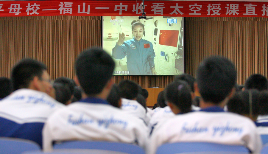 Während der Shenzhou-10-Mission wurde am 20. Juni 2013 aus dem All erstmals eine Unterrichtsstunde für chinesische Schüler übertragen. (Foto / VCG)