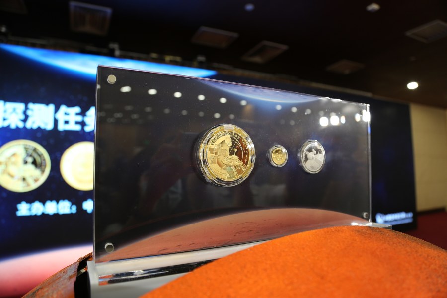 Am Montag wurde in Beijing eine Serie von Gold- und Silber-Gedenkmünzen herausgegeben, um Chinas erster erfolgreichen Marsmission zu gedenken. (Foto von Visual People)