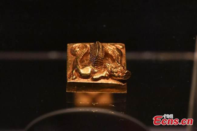 Η χρυσή σφραγίδα του Τζάο Μο, σκαλισμένη με έναν ανάγλυφο δράκο, στην έκθεση αρχαιολογικών αντικειμένων στο Εθνικό Μουσείο της Κίνας στο Πεκίνο, Κίνα, στις 11 Αυγούστου 2021. Είναι η μεγαλύτερη σφραγίδα της δυτικής δυναστείας Χαν που έχει βρεθεί στην Κίνα μέχρι τώρα. (Φωτογραφία: China News Service)