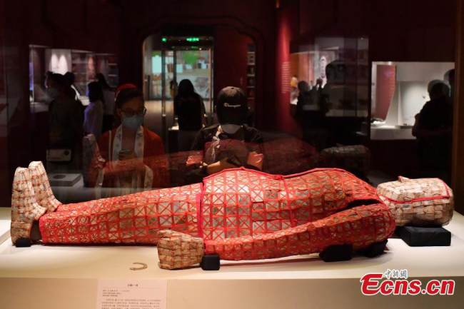 Κόσμος παρατηρεί το αρχαίο μεταξωτό σάβανο που εκτίθεται στο Εθνικό Μουσείο της Κίνας στο Πεκίνο, σε φωτογραφία από τις 11 Αυγούστου 2021. Το άθικτο σάβανο ανήκει στον αυτοκράτορα Τζάο Μο, τον δεύτερο ηγεμόνα του βασιλείου Νανγιουέ, από το 137 π.Χ. έως το 124 π.Χ. (Φωτογραφία: China News Service)
