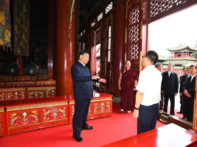 Ο Κινέζος Πρόεδρος Σι Τζινπίνγκ διεξάγει επιτόπια έρευνα για τις θρησκευτικές υποθέσεις στο Ναό Πουνίνγκ κατά τη διάρκεια μιας περιοδείας επιθεώρησης στο Τσενγκντέ στην επαρχία Χεμπέι της βόρειας Κίνας, 24 Αυγούστου, 2021. (φωτογραφία / Xinhua)