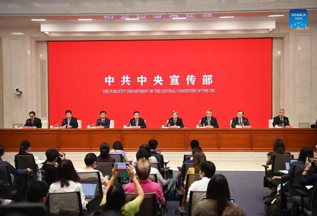 Το Τμήμα Δημοσιότητας της Κεντρικής Επιτροπής του Κομμουνιστικού Κόμματος της Κίνας (ΚΚΚ) δημοσιεύει ένα έγγραφο με τίτλο Το ΚΚΚ: η Αποστολή και οι Συνεισφορές του σε συνέντευξη Τύπου στο Πεκίνο, πρωτεύουσα της Κίνας, 26 Αυγούστου 2021. (φωτογραφία / Xinhua)