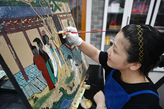 Ένας λάτρης της τέχνης της λάκας δημιουργεί ένα έργο με λάκα στο Ινστιτούτο Έρευνας Τέχνης της Λάκας Φουτζιέν Χονγκμέν, στις 27 Ιουλίου. [Φωτογραφία/Xinhua]