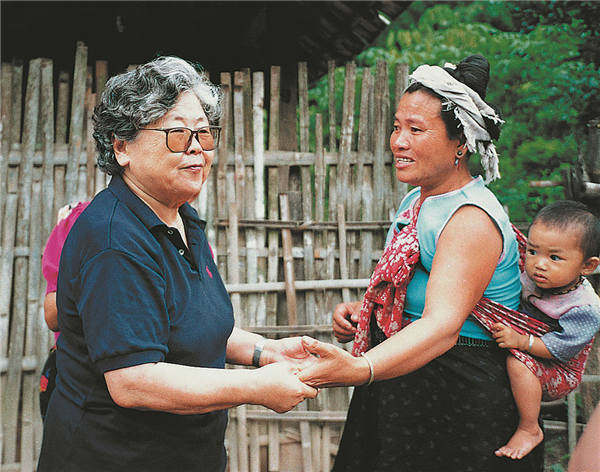 Η Λι (αριστερά) χαιρετά μια γυναίκα σε μια επίσκεψη στο χωριό Μαννανσίνγκ (Αναγέννηση), στην επαρχία Γιουνάν, το 1998. [Η φωτογραφία παρέχεται στην China Daily]