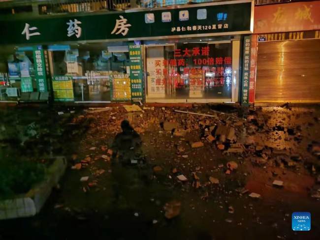 Η φωτογραφία που τραβήχτηκε με ένα κινητό τηλέφωνο στις 16 Σεπτεμβρίου 2021 δείχνει τα ερείπια από κατεστραμμένα κτίρια στην κομητεία Λουσιάν της πόλης Λουτζόου στη επαρχία Σιτσουάν της νοτιοδυτικής Κίνας. (Xinhua)