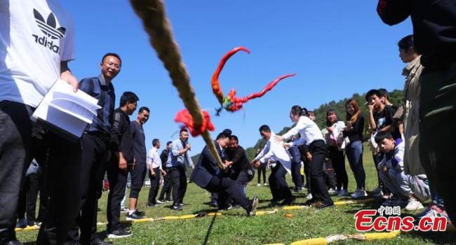  Χωρικοί από την κομητεία Τσινγκσούι στην πόλη Τιενσούι της επαρχίας Γκανσού της βορειοδυτικής Κίνας, συμμετάσχουν σε πολύχρωμες αθλητικές δραστηριότητες στις 21 Σεπτεμβρίου 2021, για να γιορτάσουν το 4ο Φεστιβάλ Συγκομιδής των Κινέζων Αγροτών που πέφτει σήμερα.