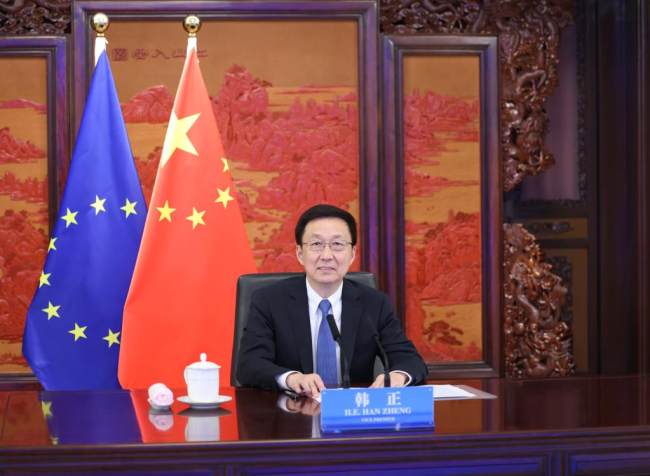 Ο Κινέζος αντιπρόεδρος της κυβέρνησης Χαν Τζενγκ διεξάγει τον δεύτερο υψηλού επιπέδου διάλογο για το περιβάλλον και το κλίμα μεταξύ της Κίνας και της Ευρωπαϊκής Ένωσης με τον Φρανς Τίμερμανς, εκτελεστικό αντιπρόεδρο της Ευρωπαϊκής Επιτροπής για την Ευρωπαϊκή Πράσινη Συμφωνία, μέσω τηλεδιάσκεψης, στο Πεκίνο, πρωτεύουσα της Κίνας, 27 Σεπτεμβρίου 2021. (φωτογραφία / Xinhua)