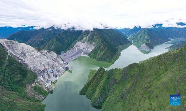Η εναέρια φωτογραφία που τραβήχτηκε στις 15 Ιουλίου 2021 δείχνει μια άποψη του υδροηλεκτρικού σταθμού Λιανγκχεκόου στον ποταμό Γιαλόνγκ στον Θιβετιανό Αυτόνομο Νομό Γκαζέ, στην επαρχία Σιτσουάν της νοτιοδυτικής Κίνας. (φωτογραφία / Xinhua)
