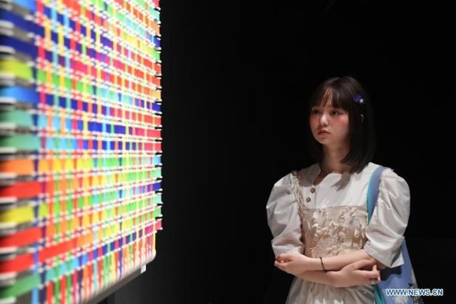 Η Τζανγκ ενώ επισκέπτεται μια έκθεση στο Μουσείο Τέχνης του Πεκίνου, 28 Ιουλίου 2021. [φωτογραφία / Xinhua]