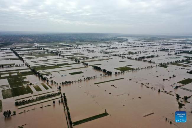 Η εναέρια φωτογραφία που τραβήχτηκε στις 10 Οκτωβρίου 2021 δείχνει την πλημμυρισμένη αμμώδη ακτή του Κίτρινου Ποταμού κοντά στο χωριό Λιανμπό στην πόλη Χετζίν, στην επαρχία Σανσί της βόρειας Κίνας. (φωτογραφία / Xinhua)