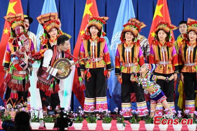 Λαϊκοί καλλιτέχνες του Γιουνάν δίνουν παράσταση κατά την τελετή έναρξης της COP15 στο Κουνμίνγκ, επαρχία Γιουνάν, 11 Οκτωβρίου 2021. (Φωτογραφία: China News Service)