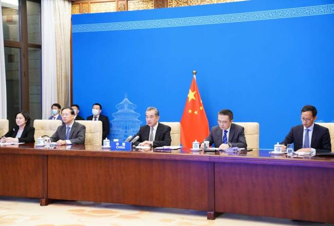 Ο Γουάνγκ Γι, ειδικός εκπρόσωπος του Κινέζου προέδρου Σι Τζινπίνγκ και επίσης κρατικός σύμβουλος και υπουργός Εξωτερικών, παρευρίσκεται σε έκτακτη σύνοδο κορυφής των ηγετών της G20 για το θέμα του Αφγανιστάν μέσω τηλεδιάσκεψης στο Πεκίνο, πρωτεύουσα της Κίνας, 12 Οκτωβρίου 2021. (φωτογραφία / Xinhua)