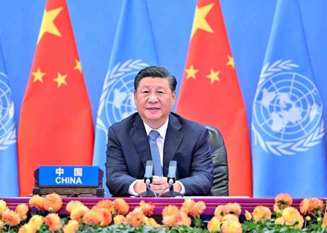 Ο Κινέζος Πρόεδρος Σι Τζινπίνγκ ενώ δίνει μια θεματική ομιλία μέσω τηλεδιάσκεψης στην τελετή έναρξης της Δεύτερης Παγκόσμιας Διάσκεψης των Ηνωμένων Εθνών για τις Βιώσιμες Μεταφορές, στις 14 Οκτωβρίου 2021. (φωτογραφία / Xinhua)