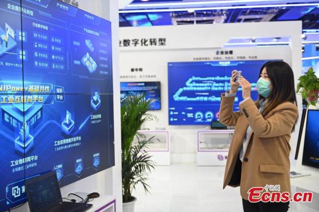 Επισκέπτρια τραβά φωτογραφίες στην έκθεση επιτευγμάτων καινοτομίας του Παγκόσμιου Συνεδρίου Βιομηχανικού Διαδικτύου 2021, 18 Οκτωβρίου 2021. (Φωτογραφία: China News Service)