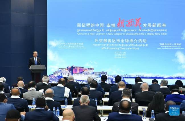 Ο Κινέζος κρατικός σύμβουλος και υπουργός Εξωτερικών Γουάνγκ Γι απευθύνεται σε ειδική εκδήλωση του Υπουργείου Εξωτερικών για να παρουσιάσει στον κόσμο την Αυτόνομη Περιοχή του Θιβέτ της νοτιοδυτικής Κίνας, στο Πεκίνο, πρωτεύουσα της Κίνας, στις 20 Οκτωβρίου 2021. (φωτογραφία / Xinhua)