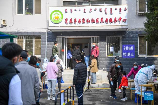 Κάτοικοι στην ουρά για να κάνουν τεστ νουκλεϊκού οξέος (核酸检测: hésuān jiǎncè) νέου κορονοϊού (新冠肺炎: Xīnguān fèiyán), στο Χοχότ, αυτόνομη περιοχή της Εσωτερικής Μογγολίας στην βόρεια Κίνα, 24 Οκτωβρίου 2021.
