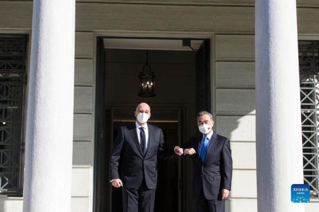 Ο Έλληνας Υπουργός Εξωτερικών Νίκος Δένδιας υποδέχεται τον Κινέζο Κρατικό Σύμβουλο και Υπουργό Εξωτερικών Γουάνγκ Γι στην Αθήνα, Ελλάδα, 27 Οκτωβρίου 2021. (φωτογραφία: Xinhua/Marios Lolos)