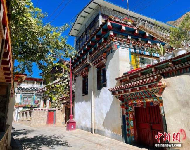 Παλαιό Θιβετιανό χωριό στην κομητεία Μανγκάνγκ, στην αυτόνομη περιοχή του Θιβέτ της νοτιοδυτικής Κίνας. (Φωτογραφία: China News Service)