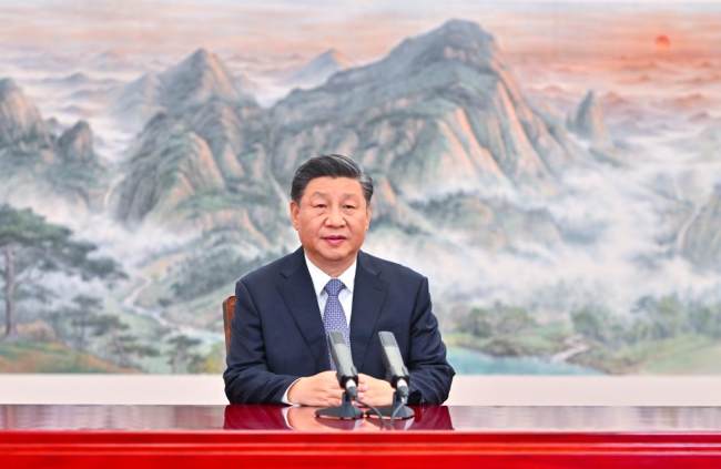 Ο Κινέζος Πρόεδρος Σι Τζινπίνγκ ενώ δίνει μια ομιλία στη Σύνοδο Κορυφής των Διευθυνόντων Συμβούλων της Οικονομικής Συνεργασίας Ασίας-Ειρηνικού (APEC) μέσω βίντεο, στο Πεκίνο, πρωτεύουσα της Κίνας, 11 Νοεμβρίου 2021. (φωτογραφία / Xinhua)