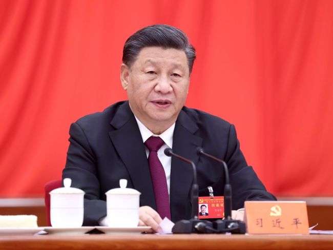 Ο Σι Τζινπίνγκ, γενικός γραμματέας της Κεντρικής Επιτροπής του ΚΚΚ, ενώ εκφωνεί μια σημαντική ομιλία στην έκτη σύνοδο ολομέλειας της 19ης Κεντρικής Επιτροπής του ΚΚΚ στο Πεκίνο, πρωτεύουσα της Κίνας. (φωτογραφία / Xinhua)