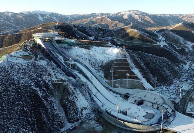 Μια φωτογραφία που τραβήχτηκε στις 19 Δεκεμβρίου 2021, δείχνει το Εθνικό Κέντρο Άλματος Σκι στην αγωνιστική ζώνη Τζανγκτζιακόου που ετοιμάζεται για τους Χειμερινούς Ολυμπιακούς Αγώνες του Πεκίνου 2022 στην επαρχία Χεμπέι, Κίνα. (Φωτογραφία/ Xinhua)