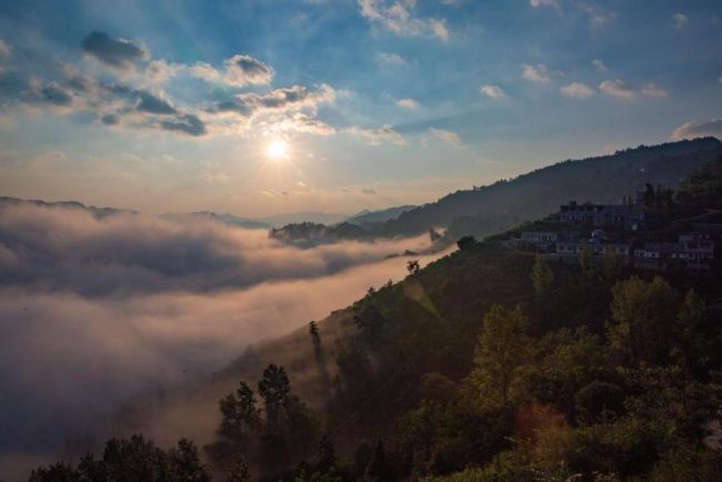 Η φωτογραφία που τραβήχτηκε στις 14 Ιουλίου δείχνει την όμορφη θέα στην κομητεία Ναγιόνγκ του Μπιτζιέ, στην επαρχία Γκουιτζόου της νοτιοδυτικής Κίνας. (People's Daily Online)