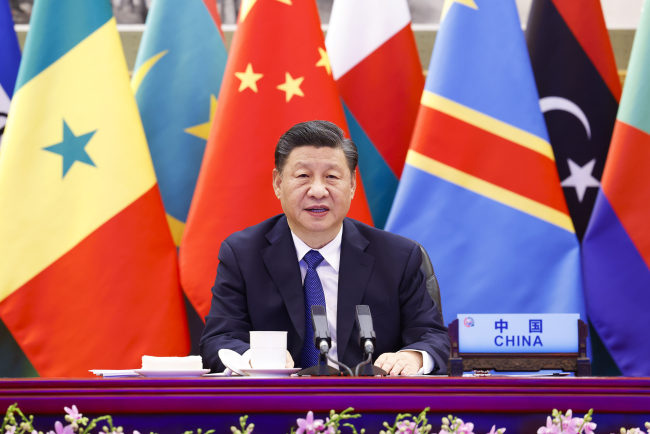 Ο Κινέζος Πρόεδρος Σι Τζινπίνγκ ενώ εκφωνεί την κύρια ομιλία στην τελετή έναρξης της Όγδοης Υπουργικής Διάσκεψης του Φόρουμ για τη Συνεργασία Κίνας-Αφρικής (FOCAC) μέσω σύνδεσης βίντεο στο Πεκίνο, πρωτεύουσα της Κίνας, 29 Νοεμβρίου 2021. (φωτογραφία / Xinhua)