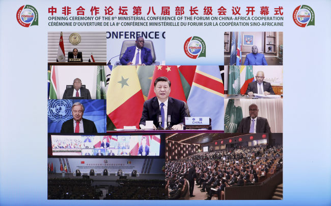 Ο Κινέζος πρόεδρος Σι Τζινπίνγκ ενώ δίνει την κύρια ομιλία στην τελετή έναρξης της Όγδοης Υπουργικής Διάσκεψης του Φόρουμ για τη Συνεργασία Κίνας-Αφρικής (FOCAC) στο Πεκίνο, 29 Νοεμβρίου 2021. (φωτογραφία / Xinhua)