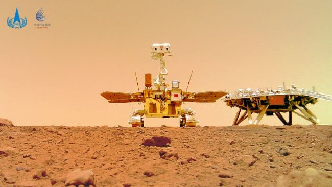 Η φωτογραφία που κυκλοφόρησε στις 11 Ιουνίου 2021 από την Εθνική Υπηρεσία Διαστήματος της Κίνας (CNSA) δείχνει μια selfie του Τζουρόνγκ, του πρώτου κινεζικού ρόβερ στον Άρη, με την πλατφόρμα προσγείωσης.